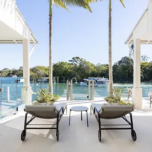  Holiday home Iluka, Luxurious Riverfront Retreat