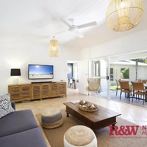  Holiday home Modern Oasis In